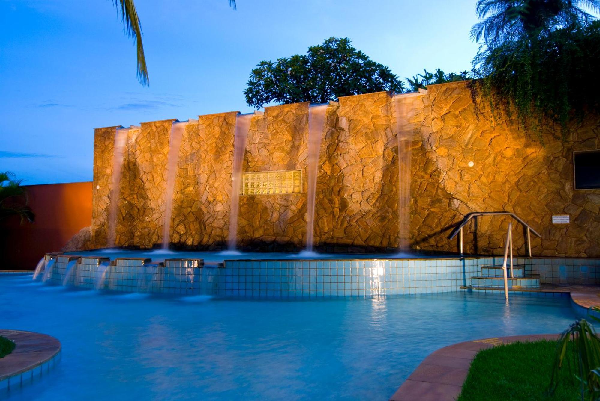 Blue Tree Thermas De Lins Resort المظهر الخارجي الصورة The pool at the Taj Bengal
