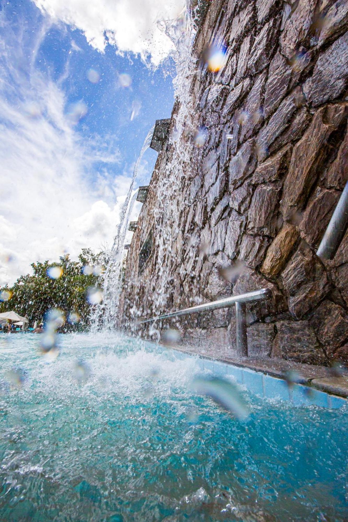 Blue Tree Thermas De Lins Resort المظهر الخارجي الصورة The waterfall at the entrance of the spa
