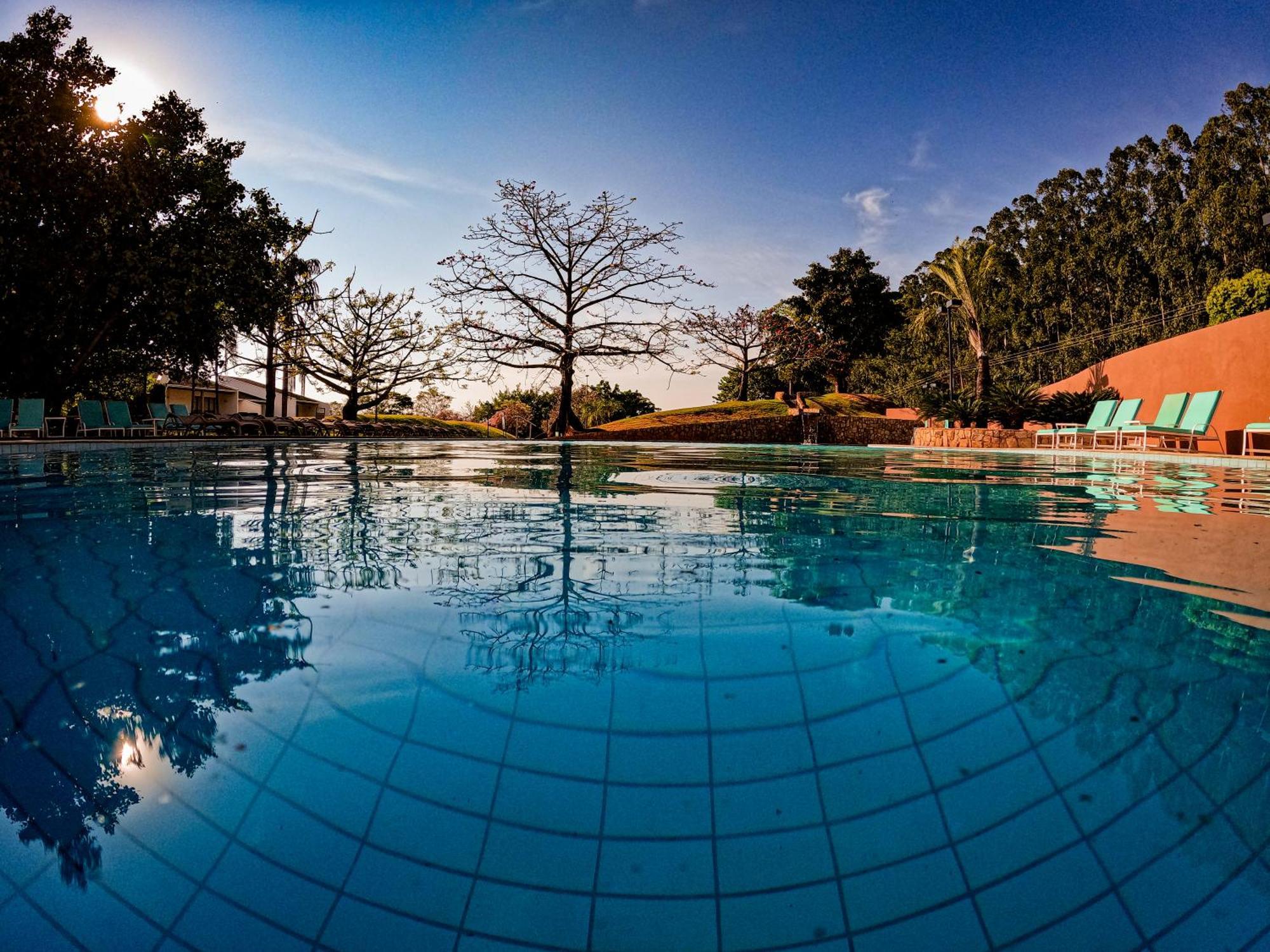 Blue Tree Thermas De Lins Resort المظهر الخارجي الصورة The swimming pool at the resort