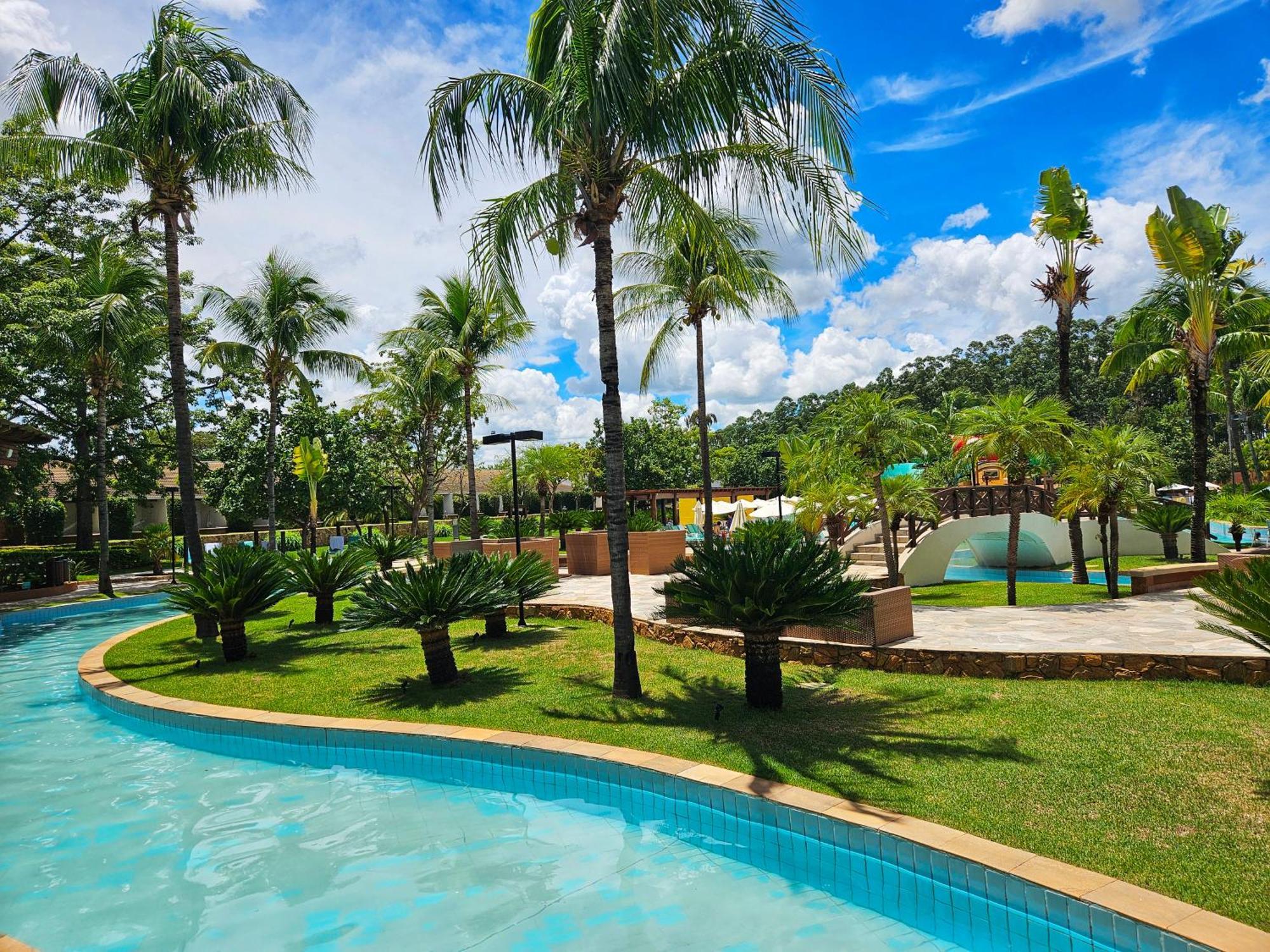 Blue Tree Thermas De Lins Resort المظهر الخارجي الصورة The lazy river at Splash Jungle Water Park