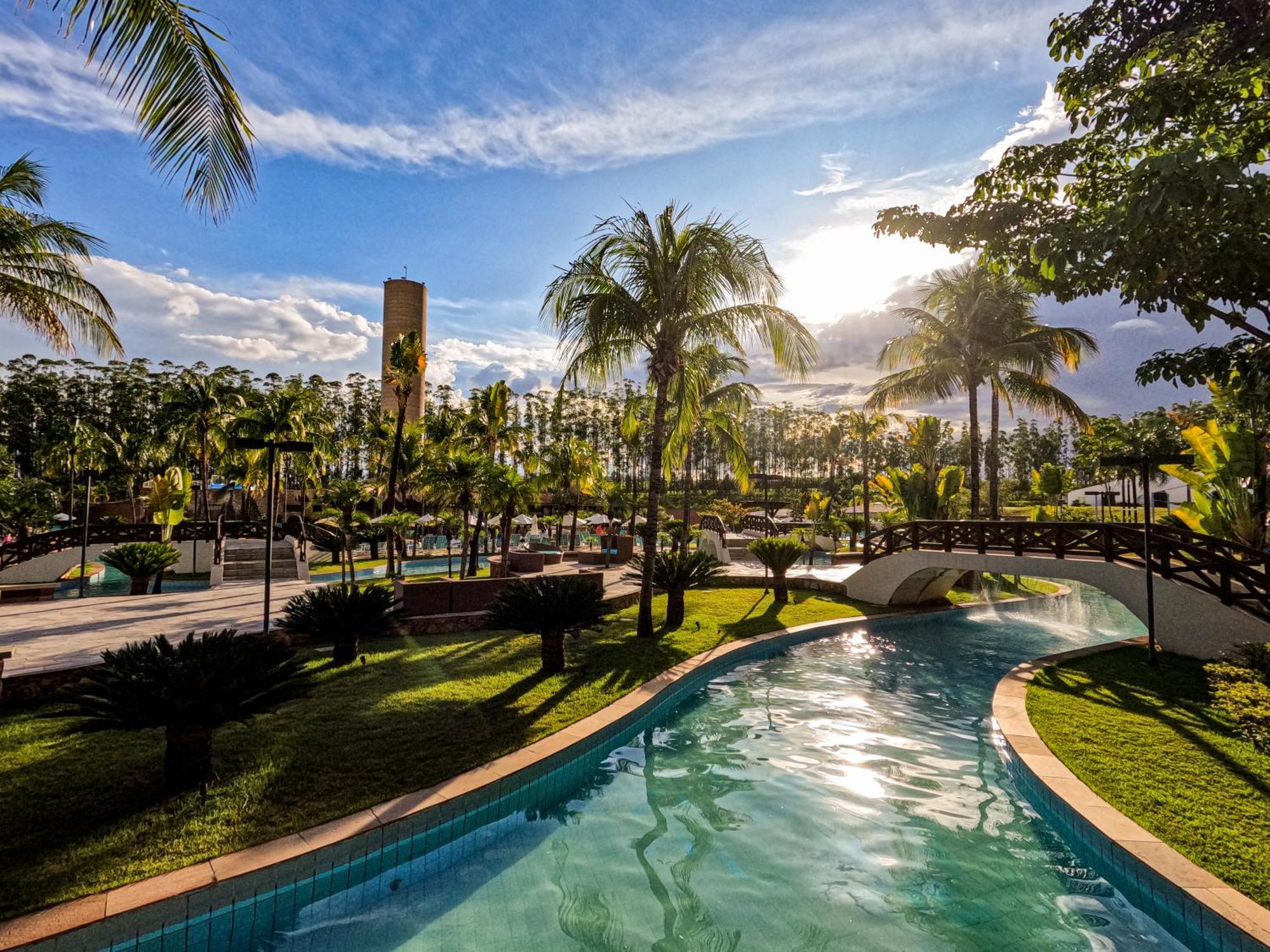 Blue Tree Thermas De Lins Resort المظهر الخارجي الصورة The artificial river at the resort