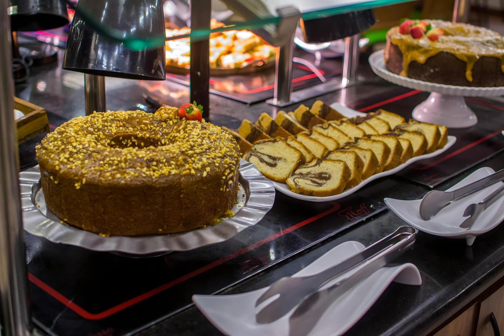 Blue Tree Thermas De Lins Resort المظهر الخارجي الصورة A dessert buffet