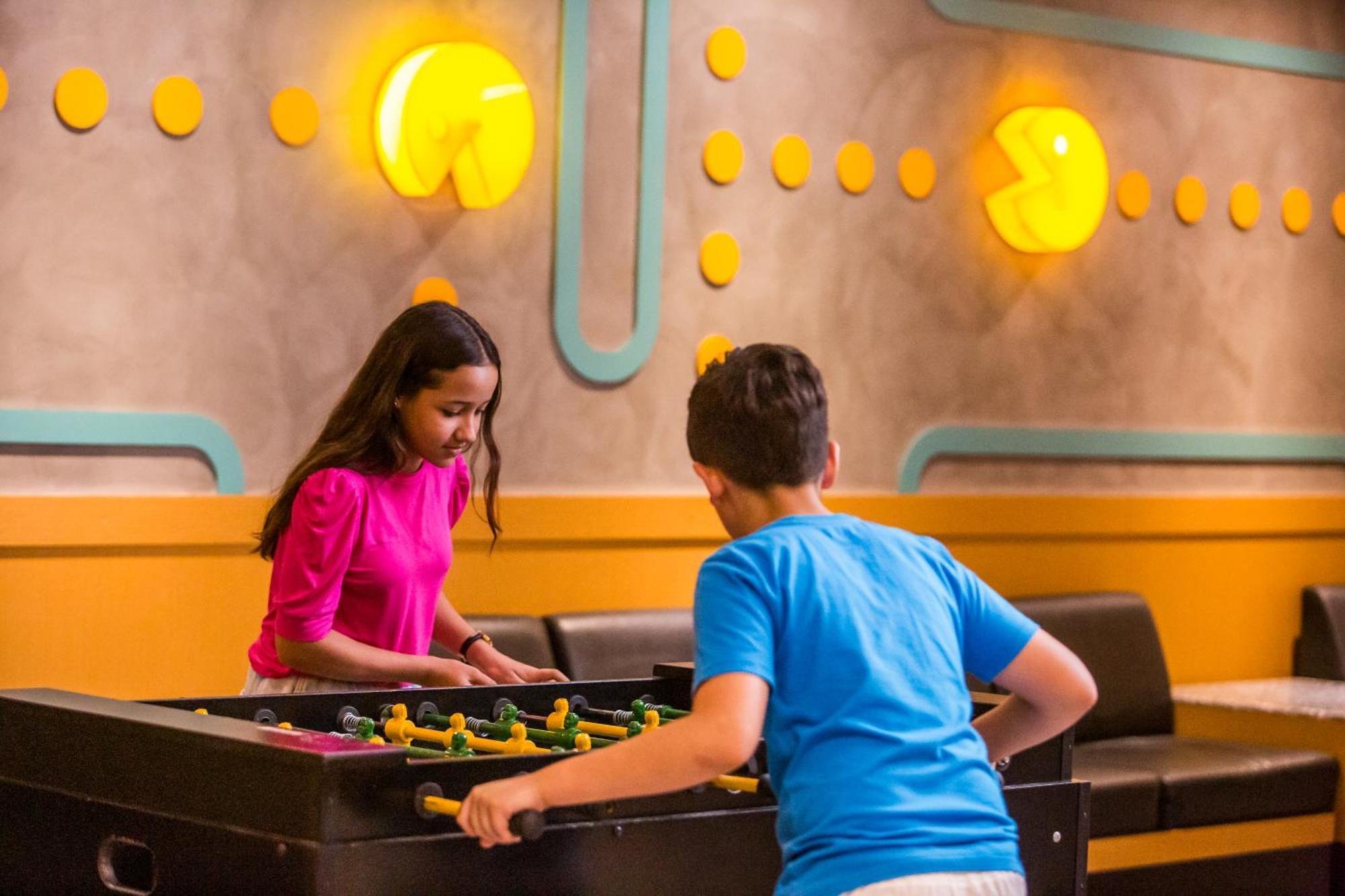 Blue Tree Thermas De Lins Resort المظهر الخارجي الصورة Two children playing table football