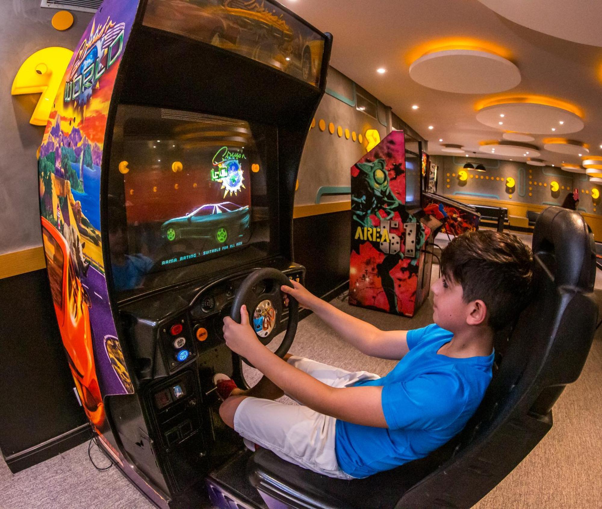 Blue Tree Thermas De Lins Resort المظهر الخارجي الصورة A child playing a racing game