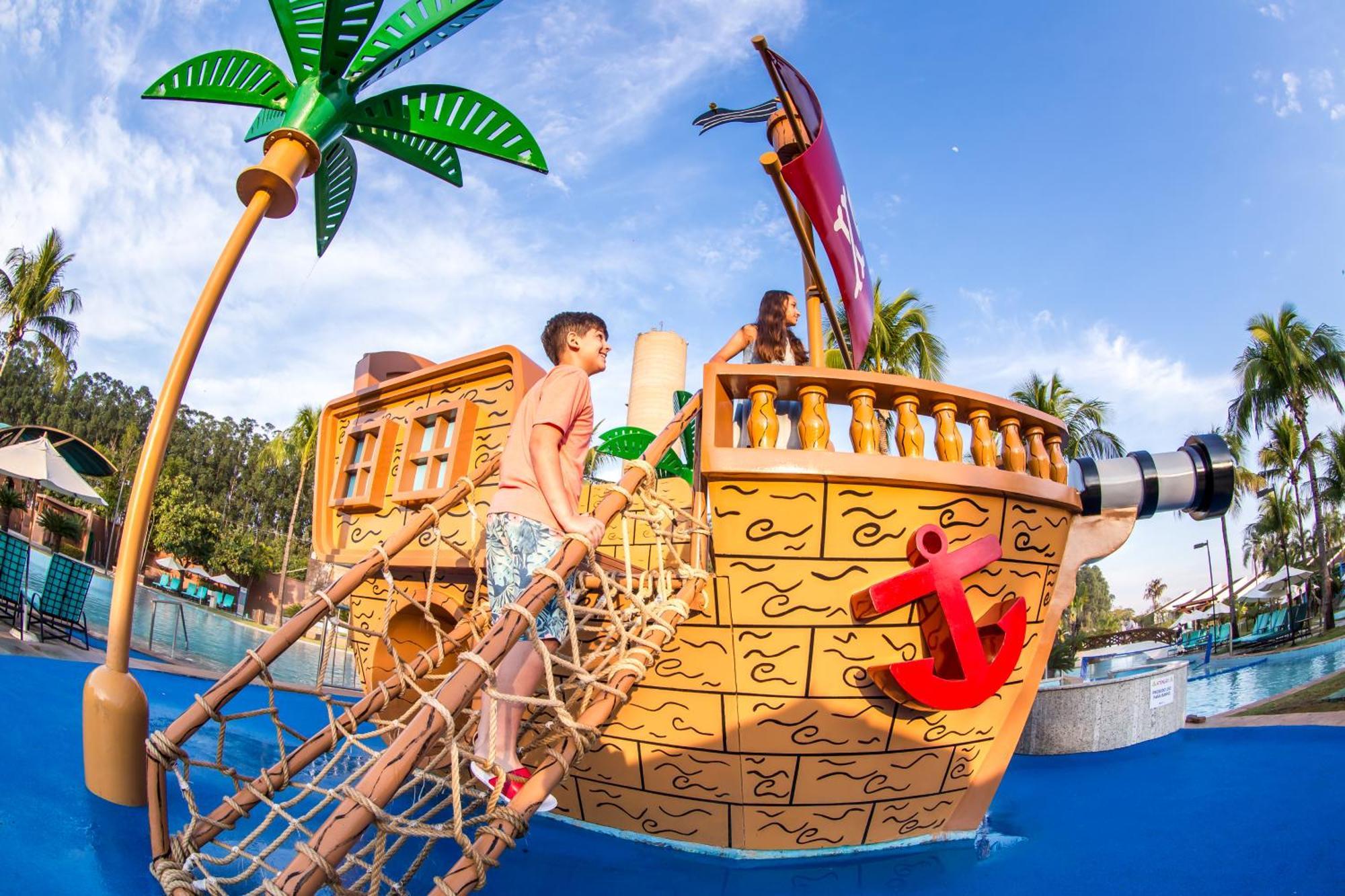 Blue Tree Thermas De Lins Resort المظهر الخارجي الصورة The pirate ship at the Splash Zone