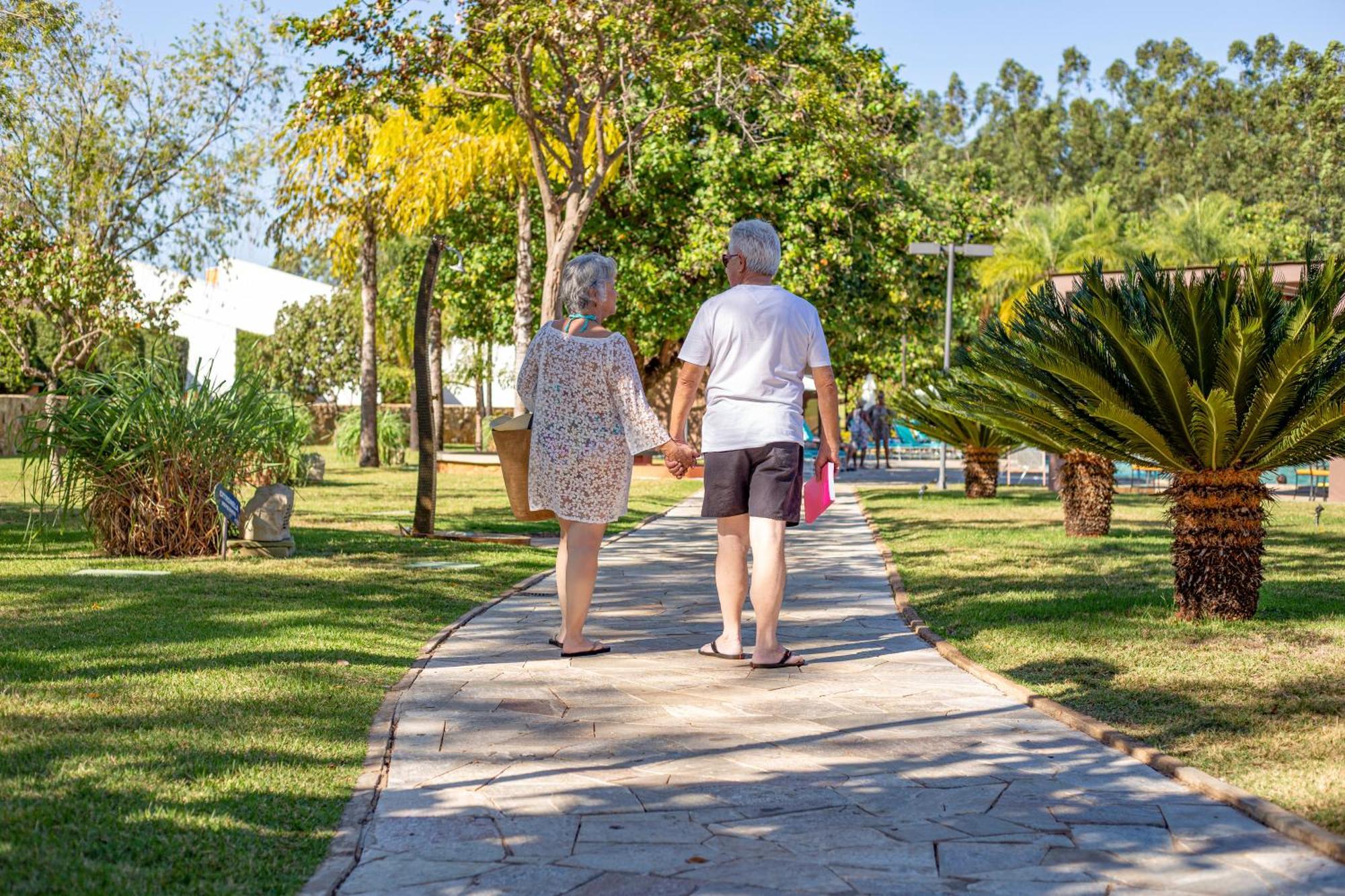 Blue Tree Thermas De Lins Resort المظهر الخارجي الصورة A couple walking in a park