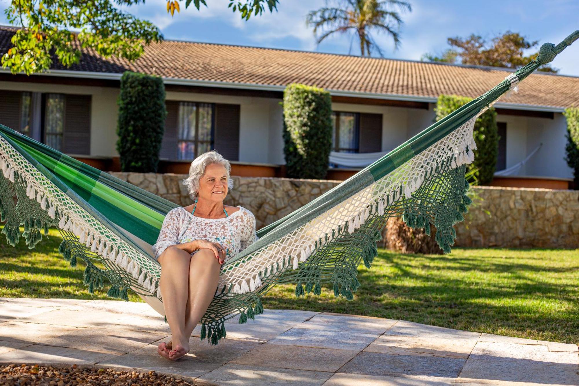 Blue Tree Thermas De Lins Resort المظهر الخارجي الصورة A woman relaxing in a hammock
