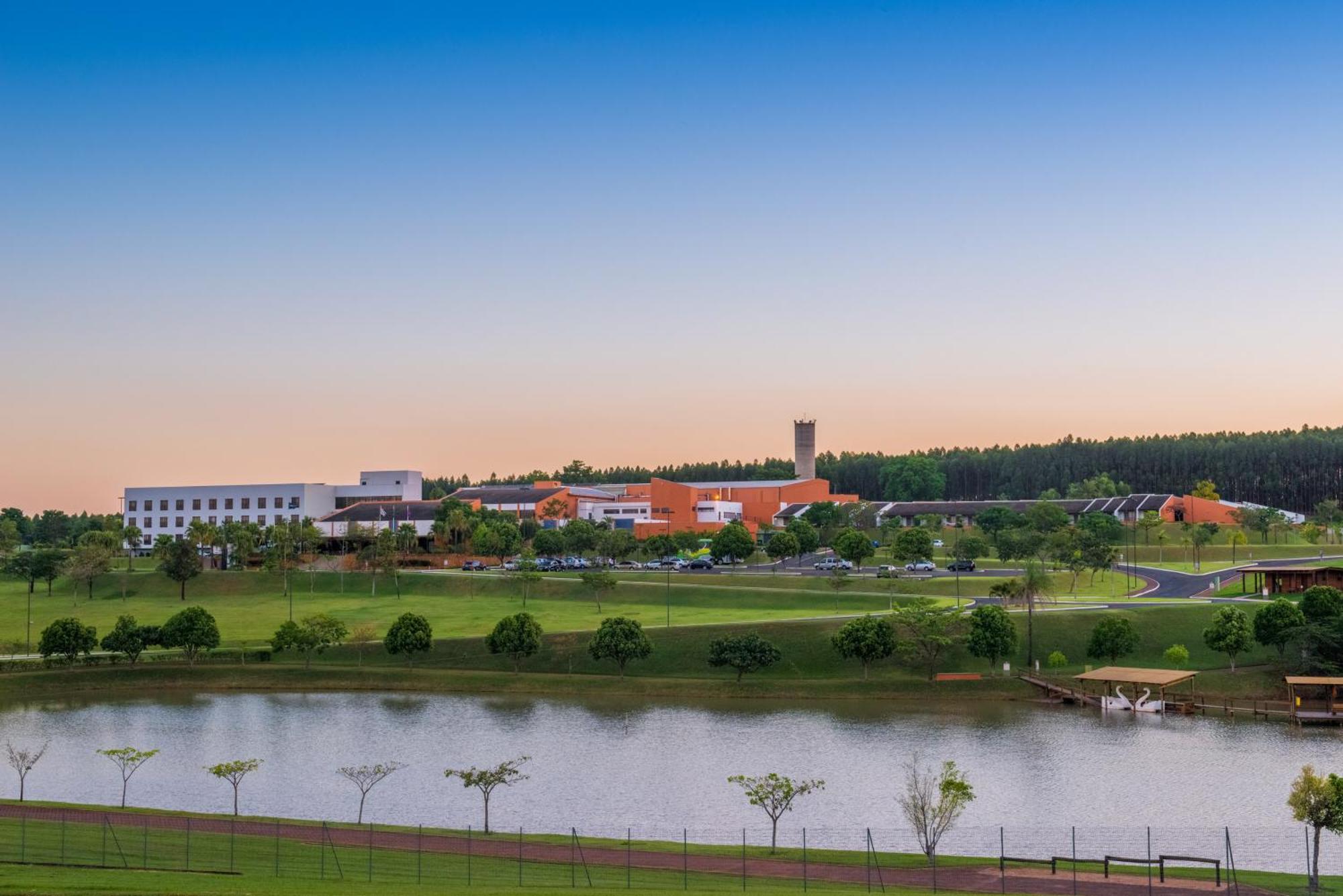 Blue Tree Thermas De Lins Resort المظهر الخارجي الصورة View of the campus