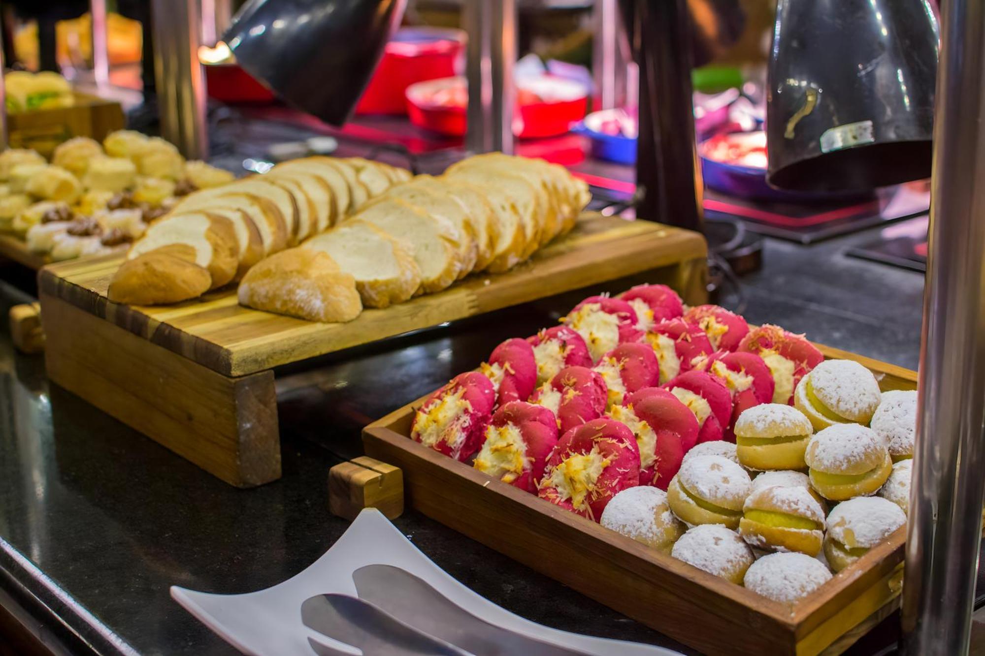 Blue Tree Thermas De Lins Resort المظهر الخارجي الصورة A buffet at a hotel