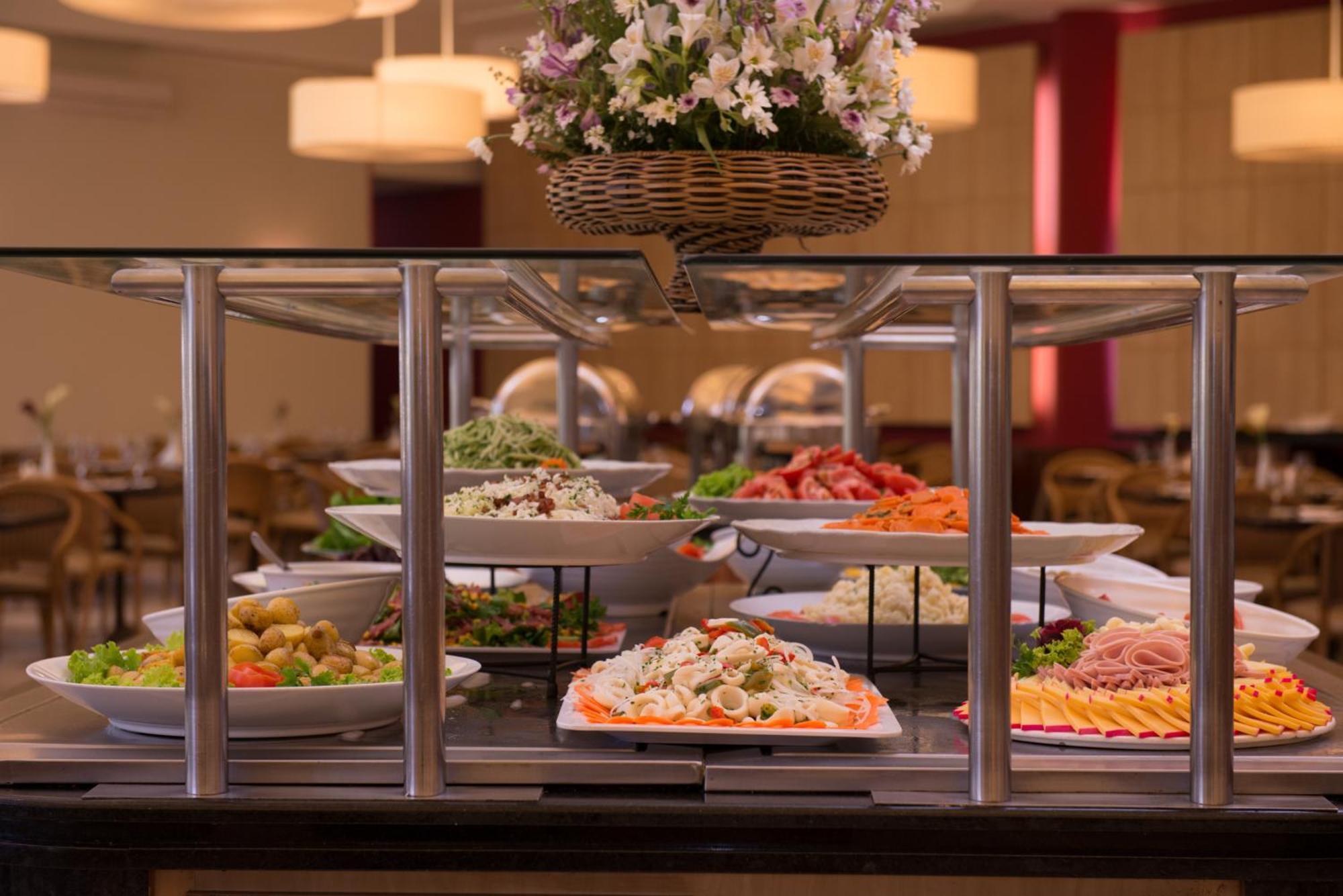 Blue Tree Thermas De Lins Resort المظهر الخارجي الصورة A buffet at a hotel