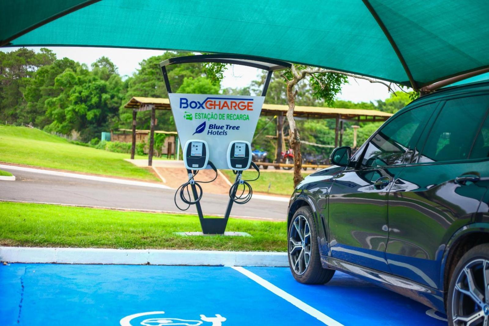 Blue Tree Thermas De Lins Resort المظهر الخارجي الصورة Electric vehicle charging station at the Sunshine Coast Airport