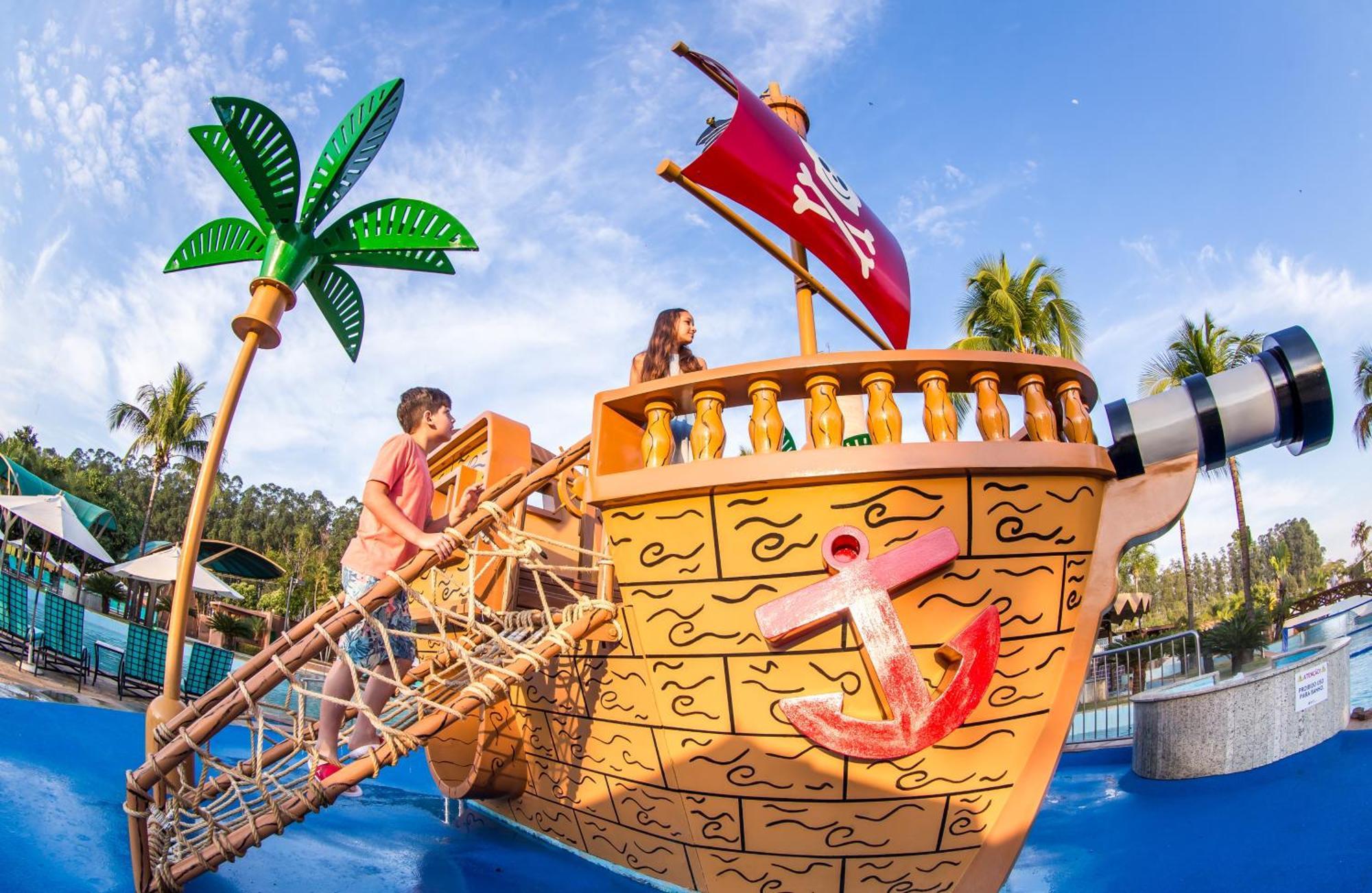 Blue Tree Thermas De Lins Resort المظهر الخارجي الصورة The pirate ship at Wet'n'Wild