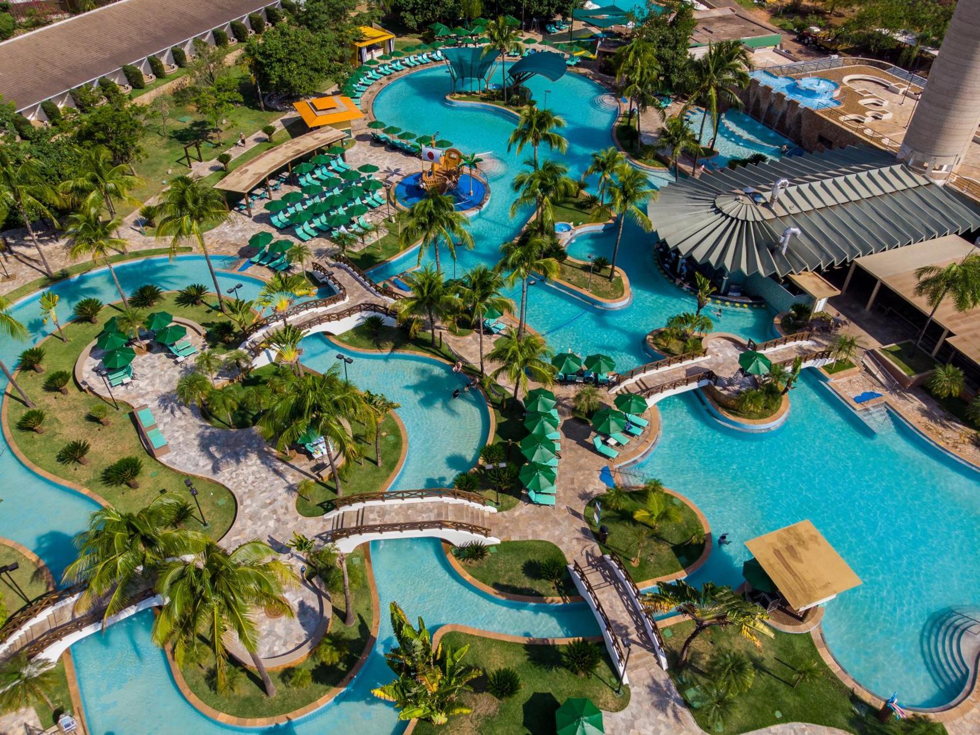 Blue Tree Thermas De Lins Resort المظهر الخارجي الصورة Aerial view of the water park